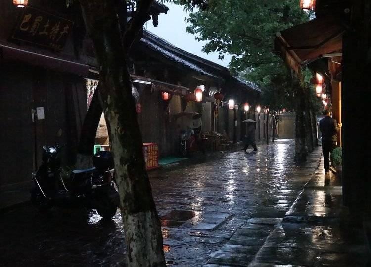 我市开展公共场所“除网、拆牌、清通道”集中整治行动